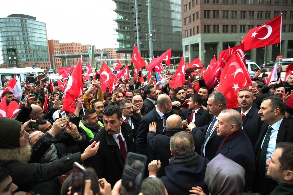 Berlin'de alarm! Dünyanın gözü orada...