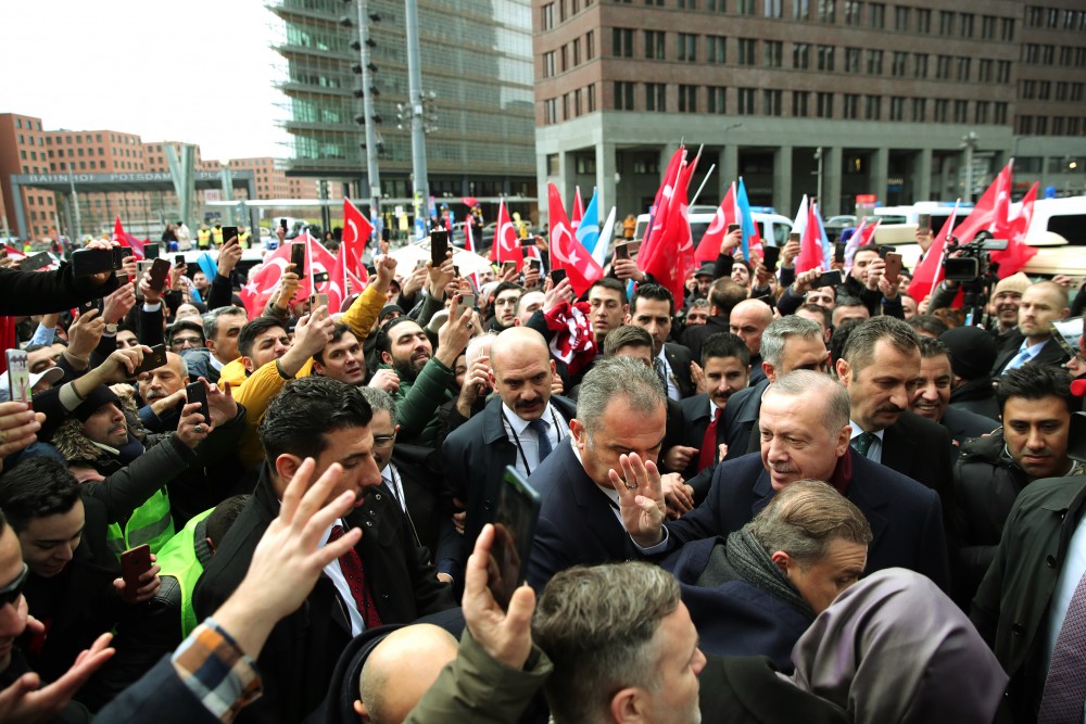 Berlin'de alarm! Dünyanın gözü orada...