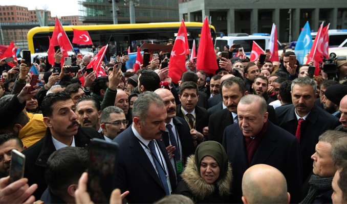 Berlin'de alarm! Dünyanın gözü orada...