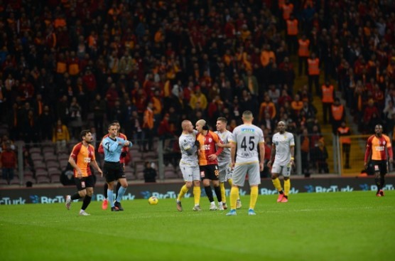 Galatasaray - Yeni Malatyaspor maçında gergin dakikalar