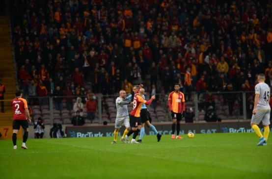 Galatasaray - Yeni Malatyaspor maçında gergin dakikalar