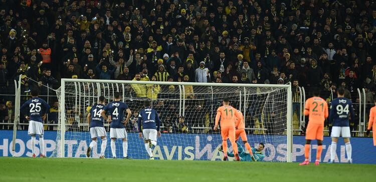 Kadıköy'de penaltı krizi: Kurtardı ama...